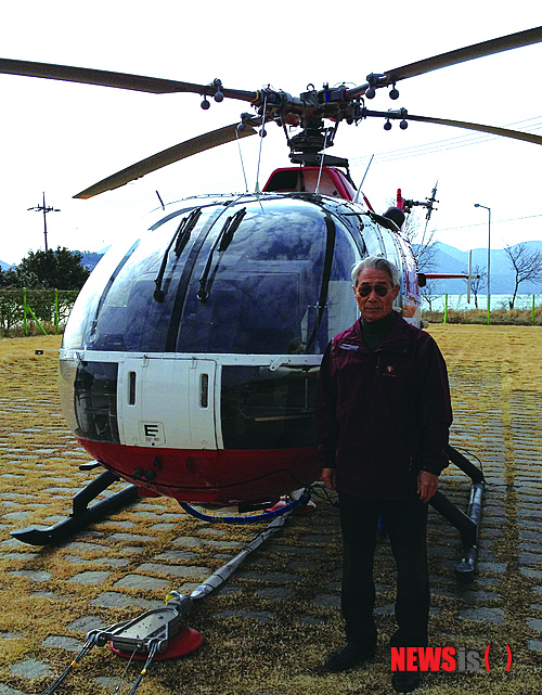 【여수=뉴시스】김석훈 기자 = 17일 전남 여수시 돌산읍 우두리 1118-1번지에 위치한 돌산헬기장에 산불 많은 봄철의 파수꾼 헬기(BO-105S)와 조종사 정재웅(64)기장이 출동준비태세를 갖추고 있다. 정 기장은 40년 넘은 베테랑 조종사로 여수 인근 산불 발생시 헬기 진화에 나서고 있다. (사진=여수시청 제공) kim@newsis.com