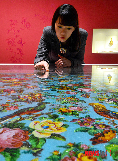 【서울=뉴시스】박문호 기자 = 18일 오전 서울 국립중앙박물관(관장 김영나)에서 열린 '싱가포르의 혼합문화 페라나칸' 특별전에서 관람객이 백만 개가 넘는 유리구슬로 만든 식탁보를 살펴보고 있다.&nbsp; 5월 19일까지 계속되는 이 특별전은 동서 세계를 잇는 교차로 싱가포르의 동남아시아 이색 문화를 경험할 수 있다. '페라나칸'은 해외에서 이주한 남성과 현지 여성 사이에서 태어난 혼혈 후손을 의미한다.&nbsp; go2@newsis.com