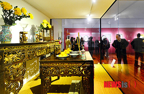 【서울=뉴시스】박문호 기자 = 18일 오전 서울 국립중앙박물관(관장 김영나)에서 '싱가포르의 혼합문화 페라나칸' 특별전이 열리고 있다.&nbsp; 5월 19일까지 계속되는 이 특별전은 동서 세계를 잇는 교차로 싱가포르의 동남아시아 이색 문화를 경험할 수 있다. '페라나칸'은 해외에서 이주한 남성과 현지 여성 사이에서 태어난 혼혈 후손을 의미한다.&nbsp; go2@newsis.com