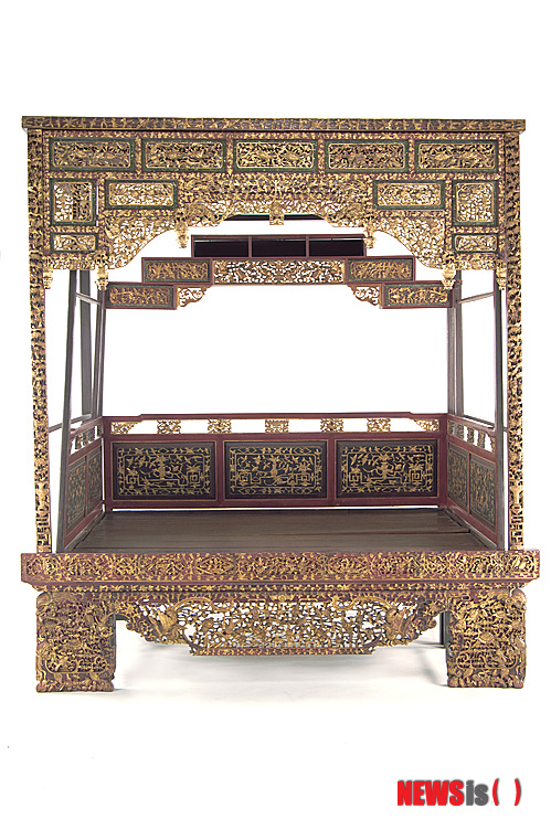 【서울=뉴시스】유상우 기자 = 국립중앙박물관이 19일부터 상설전시관 1층 특별전시실에서 ‘싱가포르의 혼합문화, 페라나칸’을 연다.&nbsp; 싱가포르를 포함한 말레이 반도와 인도네시아 여러 섬에 정착한 중국계 이주민과 현지 주민 사이에 형성된 혼합문화를 통해 동남아시아의 문화적 다양성을 살펴보는 전시회다. 싱가포르 국립문화유산위원회(National Heritage Board)와 아시아문명박물관(Asian Civilisation Museum) 소장품을 중심으로 복식류, 장신구, 도자기 등 230점을 선보인다.&nbsp; 전시 제목인 ‘페라나칸(Peranakan)’은 말레이어로 아이를 뜻하는 ‘아나크(anak)’에서 유래한 말이다. 외국에서 이주한 남성과 현지 여성 사이에서 태어난 혼혈 후손을 뜻한다. 해상 무역이 발달한 동남아시아에는 아랍인이나 인도인, 또는 유럽인들로 구성된 다양한 페라나칸 공동체가 형성됐다. 이 가운데 중국계 페라나칸이 다수를 점한다. 남성은 바바(baba), 기혼 여성은 뇨냐(nyonya)라고 부른다.&nbsp; 전시는 싱가포르에 정착한 중국계 페라나칸들이 다른 문화요소들을 어떻게 수용하고 혼합해 독특한 양식으로 토착화했는지를 5부로 나눠 꾸몄다.&nbsp; ‘믈라카에서 온 신랑신부’ 코너에서는 12일간 거행되는 페라나칸 혼례의 첫날 모습을 보여준다. 신랑은 중국식 복장을 하고 신부는 자수와 구슬공예로 장식된 화려한 예복을 입고 있다. ‘페라나칸의 혼례: 중국의 영향’에서는 혼례침실을 재현해 소개한다. 장신구로 꾸며진 혼례침실은 페라나칸 공예미술의 정수이자 이번 전시의 하이라이트에 해당한다.&nbsp; 또 말레이 전통복식인 사룽(sarong)과 케바야(kebaya)를 착용한 페라나칸 여성 복식을 보여주는 ‘뇨냐의 패션: 말레이의 영향’, 무역상이나 도시적인 사업가로 유럽 문화를 적극 수용한 페라나칸의 모습을 살피는 ‘서구화된 엘리트: 유럽의 영향’ 등의 코너도 볼거리다.&nbsp; 페라나칸은 영어를 배우고 서구식 복장을 했다. 테니스나 크리켓 등 스포츠도 즐겼다. 특히 이들은 사회적 지위를 표현하는 방법 가운데 초상화를 선호했다. 20세기 전반 싱가포르 사회의 저명인사 송옹시앙(1871~1941)의 초상화는 양복을 입고 훈장을 착용한 모습과 성경이 함께 그려진 모습을 볼 수 있다.&nbsp; ‘페라나칸 공예미술’ 코너에는 페라나칸의 취향이 반영된 공예미술을 설치했다. 페라나칸의 여성들의 자수와 구슬 세공품, 주방에서 사용하는 도자 세트 등을 전시했다.&nbsp; 박물관은 “이번 전시를 통해 싱가포르에 정착한 중국계 페라나칸 문화가 세계화된 싱가포르 사회에서 어떻게 융화돼 발전했는지 알 수 있다”고 전했다. 전시는 5월19일까지 이어진다.&nbsp; swryu@newsis.com