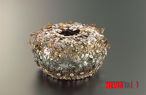 【서울=뉴시스】유상우 기자 = 국립중앙박물관이 19일부터 상설전시관 1층 특별전시실에서 ‘싱가포르의 혼합문화, 페라나칸’을 연다.&nbsp; 싱가포르를 포함한 말레이 반도와 인도네시아 여러 섬에 정착한 중국계 이주민과 현지 주민 사이에 형성된 혼합문화를 통해 동남아시아의 문화적 다양성을 살펴보는 전시회다. 싱가포르 국립문화유산위원회(National Heritage Board)와 아시아문명박물관(Asian Civilisation Museum) 소장품을 중심으로 복식류, 장신구, 도자기 등 230점을 선보인다.&nbsp; 전시 제목인 ‘페라나칸(Peranakan)’은 말레이어로 아이를 뜻하는 ‘아나크(anak)’에서 유래한 말이다. 외국에서 이주한 남성과 현지 여성 사이에서 태어난 혼혈 후손을 뜻한다. 해상 무역이 발달한 동남아시아에는 아랍인이나 인도인, 또는 유럽인들로 구성된 다양한 페라나칸 공동체가 형성됐다. 이 가운데 중국계 페라나칸이 다수를 점한다. 남성은 바바(baba), 기혼 여성은 뇨냐(nyonya)라고 부른다.&nbsp; 전시는 싱가포르에 정착한 중국계 페라나칸들이 다른 문화요소들을 어떻게 수용하고 혼합해 독특한 양식으로 토착화했는지를 5부로 나눠 꾸몄다.&nbsp; ‘믈라카에서 온 신랑신부’ 코너에서는 12일간 거행되는 페라나칸 혼례의 첫날 모습을 보여준다. 신랑은 중국식 복장을 하고 신부는 자수와 구슬공예로 장식된 화려한 예복을 입고 있다. ‘페라나칸의 혼례: 중국의 영향’에서는 혼례침실을 재현해 소개한다. 장신구로 꾸며진 혼례침실은 페라나칸 공예미술의 정수이자 이번 전시의 하이라이트에 해당한다.&nbsp; 또 말레이 전통복식인 사룽(sarong)과 케바야(kebaya)를 착용한 페라나칸 여성 복식을 보여주는 ‘뇨냐의 패션: 말레이의 영향’, 무역상이나 도시적인 사업가로 유럽 문화를 적극 수용한 페라나칸의 모습을 살피는 ‘서구화된 엘리트: 유럽의 영향’ 등의 코너도 볼거리다.&nbsp; 페라나칸은 영어를 배우고 서구식 복장을 했다. 테니스나 크리켓 등 스포츠도 즐겼다. 특히 이들은 사회적 지위를 표현하는 방법 가운데 초상화를 선호했다. 20세기 전반 싱가포르 사회의 저명인사 송옹시앙(1871~1941)의 초상화는 양복을 입고 훈장을 착용한 모습과 성경이 함께 그려진 모습을 볼 수 있다.&nbsp; ‘페라나칸 공예미술’ 코너에는 페라나칸의 취향이 반영된 공예미술을 설치했다. 페라나칸의 여성들의 자수와 구슬 세공품, 주방에서 사용하는 도자 세트 등을 전시했다.&nbsp; 박물관은 “이번 전시를 통해 싱가포르에 정착한 중국계 페라나칸 문화가 세계화된 싱가포르 사회에서 어떻게 융화돼 발전했는지 알 수 있다”고 전했다. 전시는 5월19일까지 이어진다.&nbsp; swryu@newsis.com