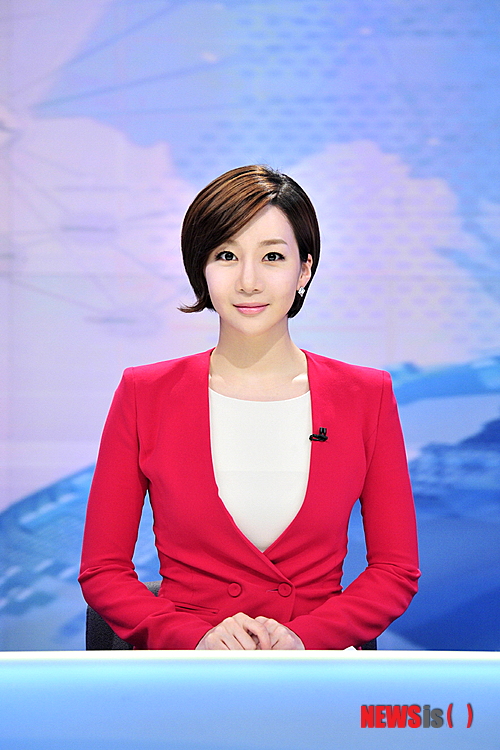 【서울=뉴시스】유상우 기자 = MBC 아나운서와 앵커들이 18일 봄 개편을 맞아 줄줄이 자리를 옮겼다.&nbsp; 평일 오전 9시30분에 방송되는 ‘MBC 생활뉴스’는 구은영(32) 아나운서가 맡았다. 2007년 입사한 구 아나운서는 ‘섹션TV 연예통신’과 오후 4시 뉴스, 5시 뉴스를 진행했다.&nbsp; ‘MBC 이브닝 뉴스’를 진행한 최대현(39) 아나운서와 김원경(30) 앵커는 각각 ‘MBC 정오 뉴스’와 ‘MBC 3시 경제뉴스’로 옮겼다. ‘MBC 이브닝 뉴스’는 보도국 이언주(38) 기자가 메인 앵커로 나서고, 강지원(64) 변호사가 뉴스 해설자로 출연한다.&nbsp; 오승훈(31) 아나운서와 유선경(29) 앵커는 ‘친절한 종합뉴스’를 이끈다. 자정뉴스인 ‘MBC 뉴스24’는 ‘스포츠뉴스’를 진행하는 김초롱(28) 아나운서가 맡는다.&nbsp; 23일부터는 주말 ‘뉴스데스크’에 김소영(26) 아나운서가 투입된다. 2012년 아나운서국에 입사한 김 아나운서는 ‘TV속의 TV’ ‘MBC 3시 경제뉴스’를 진행했다. 김 아나운서는 신동호(48) 앵커와 호흡을 맞춘다.&nbsp; swryu@newsis.com