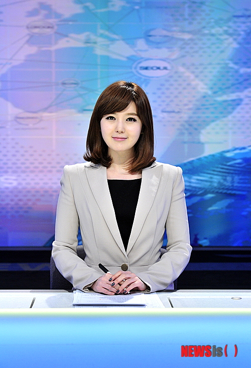 【서울=뉴시스】유상우 기자 = MBC 아나운서와 앵커들이 18일 봄 개편을 맞아 줄줄이 자리를 옮겼다.&nbsp; 평일 오전 9시30분에 방송되는 ‘MBC 생활뉴스’는 구은영(32) 아나운서가 맡았다. 2007년 입사한 구 아나운서는 ‘섹션TV 연예통신’과 오후 4시 뉴스, 5시 뉴스를 진행했다.&nbsp; ‘MBC 이브닝 뉴스’를 진행한 최대현(39) 아나운서와 김원경(30) 앵커는 각각 ‘MBC 정오 뉴스’와 ‘MBC 3시 경제뉴스’로 옮겼다. ‘MBC 이브닝 뉴스’는 보도국 이언주(38) 기자가 메인 앵커로 나서고, 강지원(64) 변호사가 뉴스 해설자로 출연한다.&nbsp; 오승훈(31) 아나운서와 유선경(29) 앵커는 ‘친절한 종합뉴스’를 이끈다. 자정뉴스인 ‘MBC 뉴스24’는 ‘스포츠뉴스’를 진행하는 김초롱(28) 아나운서가 맡는다.&nbsp; 23일부터는 주말 ‘뉴스데스크’에 김소영(26) 아나운서가 투입된다. 2012년 아나운서국에 입사한 김 아나운서는 ‘TV속의 TV’ ‘MBC 3시 경제뉴스’를 진행했다. 김 아나운서는 신동호(48) 앵커와 호흡을 맞춘다.&nbsp; swryu@newsis.com