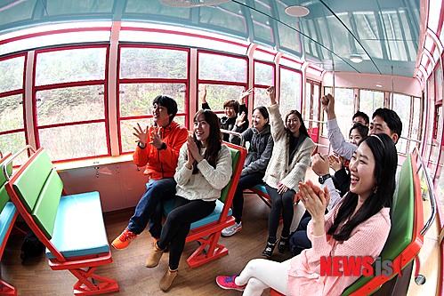 【서울=뉴시스】19일 코레일이 세계적인 관광열차를 표방하고 지난 주 개통식을 가진 중부내륙관광열차의 첫 공식 시승행사에 참가한 젊은 탑승객들이 천정을 제외한 외부를 투명유리로 만들어 최고의 전망을 제공하는 협곡열차 전망석에서 백두대간의 아름다운 경치를 즐기고 있다. 이번 시승행사는 지역주민, 고객대표, 철도봉사단을 태우고 서울역을 출발, 중부내륙순환열차 ‘O-train’과 협곡열차 ‘V-train’은 타고 중부내륙 관광지를 둘러보고 서울역으로 돌아오는 하루일정으로 진행되었다. 중부내륙관광의 활성화를 위해 마련된 중부내륙관광열차는 백두대간의 아름다운사계절을 모티브로 한 순환열차 ‘O-train’과 승부역, 분천역 등 오지노선을 달리는 협곡열차 ‘V-train’이 운행되며 다 수의 시승행사를 거친 후 4월 12일부터 일반관광객들을 대상으로 본격적으로 운행될 예정이다. (사진=코레일 제공) photo@newsis.com