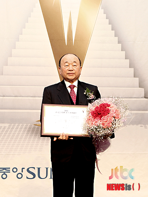 【서울=뉴시스】지난 19일 서울 중구 힐튼호텔에서 열린 '2013 한국을 빛낸 창조경영대상 시상식'에서 남서울대학교 이재식 이사장이 인재경영부문을 수상한 뒤 기념촬영을 하고 있다. (사진=남서울대학교 제공) photo@newsis.com