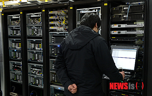 【서울=뉴시스】박주성 기자 = KBS와 MBC, YTN 등 방송사와 신한은행과 농협 등 일부 금융사들의 전산망이 20일 오후 일제히 마비된 가운데, 여의도 KBS 본사에서 전산망 복구가 이루어지고 있다. (사진=KBS 제공)&nbsp;&nbsp; park7691@newsis.com