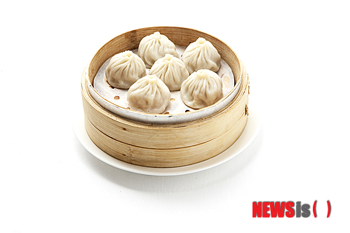 【서울=뉴시스】김정환의 ‘맛있는 집’&nbsp; 통통하게 생긴 것을 조심스럽게 하나 집어든다. 흑식초에 살짝 올린다. 그 다음 더욱 신중하게 입 안에 넣는다. 이어 이로 살짝 깨문다. 경험이 빛을 발하는 순간이다. 깨물 때의 제어력, 속에서 뜨끈한 육수가 터져나오는 순간에 대한 판단력, 꾹 참는 인내력이나 재빨리 시원한 물을 한 모금 머무는 순발력까지, 10여초 안에 전광석화처럼 이뤄져야 한다.&nbsp; 문화부 차장 ace@newsis.com 