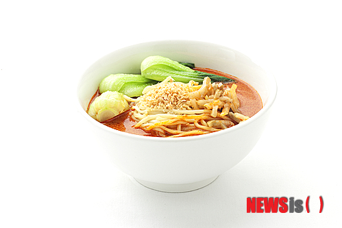 【서울=뉴시스】김정환의 ‘맛있는 집’&nbsp; 통통하게 생긴 것을 조심스럽게 하나 집어든다. 흑식초에 살짝 올린다. 그 다음 더욱 신중하게 입 안에 넣는다. 이어 이로 살짝 깨문다. 경험이 빛을 발하는 순간이다. 깨물 때의 제어력, 속에서 뜨끈한 육수가 터져나오는 순간에 대한 판단력, 꾹 참는 인내력이나 재빨리 시원한 물을 한 모금 머무는 순발력까지, 10여초 안에 전광석화처럼 이뤄져야 한다.&nbsp; 문화부 차장 ace@newsis.com 