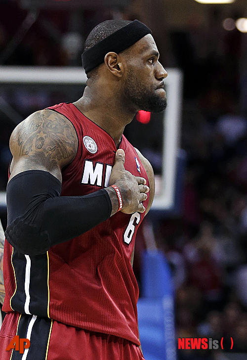 【클리블랜드=AP/뉴시스】마이애미 히트의 르브론 제임스가 21일(한국시간) 오하이오주 클리블랜드의 퀴큰 론스 아레나에서 열린 2012~2013 미국프로농구(NBA) 클리블랜드 캐벌리어스와의 경기에서 득점에 성공한 뒤 기뻐하고 있다.
