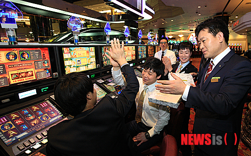 【정선=뉴시스】홍춘봉 기자 = 강원 정선군 강원랜드 카지노가 머신게임 고객들을 대상으로 특별 이벤트를 실시한다. 사진은 슬롯머신에 설치된 호출기를 통해 안내를 받는 모습.(사진=강원랜드 제공) photo@newsis.com