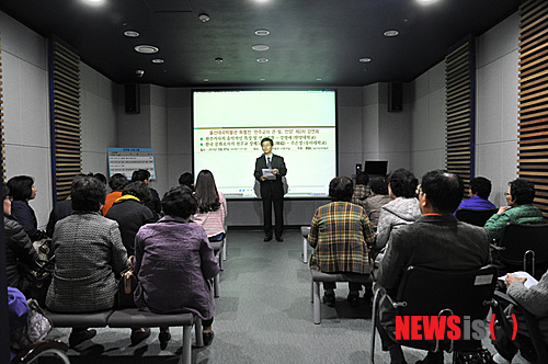 【울산=뉴시스】고은희 기자 = 21일 오후 울산대곡박물관 시청각실에서 열린 '천주교의 큰 빛, 언양' 특별전과 연계한 두 번째 강연회에 앞서 신형석 대곡박물관 관장이 인사말을 하고 있다. (사진=울산대곡박물관 제공)&nbsp; photo@newsis.com 