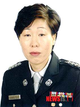 【속초=뉴시스】김경목 기자 = 강원 속초소방서 구급대 소속 최미선(43·여·사진) 소방장이 제18회 KBS 119상 본상 수상자로 선정됐다. 소방방재청이 후원하고 한국방송공사가 주최하는 대회로 이번 시상식은 다음달 16일 오후 2시~3시10분 KBS본관 TV 공개홀에서 생방송으로 진행된다. (사진=속초소방서 제공) photo31@newsis.com