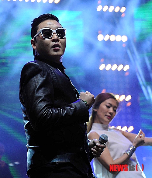 【서울=뉴시스】이재훈 기자 = '강남스타일'의 월드스타 가수 싸이(31)의 신곡에 대한 해외 미디어의 관심이 벌써부터 불 붙고 있다.&nbsp; 미국 음악전문 빌보드와 롤링스톤 등 외신들은 20일(현지시간) "싸이가 신곡 후보 중 '아싸라비아'의 제목을 변경하기로 했다"면서 "아랍 비하 논란이 제기됐기 때문"이라고 보도했다.&nbsp; 해외 팬들 사이에서 아싸라비아의 영어 표기인 'Assaravia'가 멍청이를 뜻하는 속어 '애스(ass)'와 '아랍(Arabia)'의 합성어로 보고, 아랍을 비하하는 단어로 연상할 수 있다는 지적이 일고 있다는 것이다.&nbsp;&nbsp; 그러나 이는 엄밀히 말하면 오보다. 싸이는 이미 '아싸라비아'의 후렴구 멜로디와 노래 제목을 변경키로 했다. "미국 음반 관계자들이 '아싸라비아'라는 발음을 못 하더라"라는 것이 이유다. 외국인들에게 좀 더 다가가기 수월한 발음과 뜻을 지닌 단어를 찾겠다는 의지다.&nbsp; 매니지먼트사 YG엔터테인먼트는 "싸이에 대한 관심이 그 만큼 큰 것으로 받아들이고 있다"고 말했다.&nbsp; 앞서 싸이는 2002년 '챔피언'이 뒤늦게 해외 팬들과 미디어의 관심을 받으면서 흑인 비하 논란에 시달리기도 했다. '챔피언'의 노랫말 중 '니가'가 흑인을 비하하는 '니거(nigger)'와 겹쳐졌기 때문이다.&nbsp; 한국 네티즌들이 그러나 '니가'는 한국에서 '너(You)'를 뜻하는 단어라고 적극 설명하면서 해프닝으로 끝났다.&nbsp; 싸이는 13일 신곡을 세계에 발표하고 당일 성산동 서울월드컵경기장에서 '해프닝'이라는 타이틀로 공연한다. 5만명이 운집할 예정이며 영상사이트 유튜브를 통해 중계한다. 한국에는 신곡이 하루 앞서 공개된다.&nbsp;&nbsp; realpaper7@newsis.com