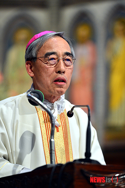 【서울=뉴시스】박문호 기자 = 21일 오후 서울 중구 명동성당 대성전에서 강우일 주교가 신임 교황 프란치스코 1세 선출 감사 미사를 공동 집전하고 있다.&nbsp; go2@newsis.com 