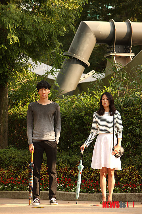 【서울=뉴시스】김정환 기자 = 역시 할리우드의 반격은 찻잔 속 태풍이었다. 한국산 멜로물 ‘연애의 온도’가 할리우드산 액션물 ‘장고:분노의 추적자’의 첫 맞대결에서 완승했다.&nbsp; 22일 영화진흥위원회 통합전산망에 따르면, ‘연애의 온도’는 개봉일인 21일 488개관에서 2520회 상영되며 9만720명을 모아 1위로 출발했다. 개봉 전 시사회 등을 포함한 누적 관객은 10만5689명으로 불어났다.&nbsp;&nbsp; 연애 이야기가 아닌 실연 이야기라는 색다른 소재, 연기력과 티켓파워를 갖춘 김민희(30) 이민기(27)의 만남, 노덕(33) 감독이 5년여 동안 준비해온 탄탄한 시나리오와 여성 감독다운 섬세함과 신인답지 않은 안정감을 갖춘 연출 등으로 기대를 받아온 영화다운 성적이다. 당초 영상물등급위원회로부터 ‘청소년 관람불가’ 등급을 받아 흥행에 우려를 낳았지만 보기 좋게 극복했다.&nbsp; 배급사 롯데엔터테인먼트 임성규 홍보팀장은 “현실적인 연애를 소재로한 스토리가 20~30대 관객층에게 공감을 얻으면서 개봉일에 좋은 성적을 거뒀다”면서 “시사회에 이어 개봉 당일 관객들로부터 입소문이 좋게 나고 있어 주말 흥행을 기대하고 있다”고 말했다.&nbsp; 함께 개봉한 ‘장고’는 328개관에서 1200회 상영되며 2만1819명을 끄는데 그쳐 5위로 부진하게 시작했다. 거장 쿠엔틴 타란티노(50) 감독의 신작, 악역 ‘캔디’ 리어나도 디캐프리오(39)의 데뷔 20년만의 첫 내한, ‘닥터 킹’ 크리스토프 왈츠(57)의 제85회 아카데미 시상식 남우조연상 수상 등으로 인지도를 높엿지만 상영관 수와 상영횟수의 한계를 극복하지 못했다. 시사회 등을 포함한 누적관객은 2만4255명이다.&nbsp; 역시 같은 날 개봉해 지난 연말연시 할리우드 뮤지컬 영화 ‘레 미제라블’(감독 톰 후퍼)의 영광을 재현할 것으로 기대를 모은 키이라 나이틀리(28)의 영국 역사물 ‘안나 카레니나’(감독 조 라이트)는 235개관에서 848회 상영되며 1만1694명을 들였다. 시사회 등을 포함한 누적 관객은 1만2960명이다.&nbsp; 14일 개봉해 화이트데이 특수를 누렸던 니콜라스 홀트(24), 테레사 팔머(27)의 할리우드 코믹 호러 로맨스 ‘웜 바디스’(감독 조너선 레빗) 역시 신작들의 개봉과 함께 399개관 1670회으로 상영 규모가 급감하면서 2위에서 4위로 두 계단 떨어졌다. 그나마 ‘장고’에 비해 순위가 하나 높은 것에 만족해야 할 처지다.&nbsp; ‘연애의 온도’가 화려하게 등장하면서 기존 한국 영화 흥행작들은 모조리 주춤하는 모양새다. 상영관 수와 상영횟수 감소를 이겨내지 못했다.&nbsp; 18일 ‘웜 바디스’를 밀어내고 1위에 올라 3일 동안 이를 고수해온 이제훈(29) 한석규(49)의 휴먼 드라마물 ‘파파로티’(감독 윤종찬)는 399개관에서 1670회 상영되며 3만9588명을 들여 2위로 한 계단 물러 앉았다. 14일 개봉 이후 누적 관객은 64만1643명이다.&nbsp; 이정재(40) 최민식(51) 황정민(43)의 범죄물 ‘신세계’(감독 박훈정)는 334개관에서 1388회 상영되며 3만1778명을 앉히는데 그쳐 전날 순위 3위를 유지하는데 만족해야 했다. 2월21일 이후 누적 관객은 411만2085명이다.&nbsp; 사극 ‘광해, 왕이 된 남자’의 기록을 넘어서며 영진위 공식통계 기준 역대 4위가 된 류승룡(43)의 휴먼 코미디물 ‘7번방의 선물’(감독 이환경)은 215개관에서 703회 상영되며 1만2455명을 모아 6위로 내려와 명예로운 퇴장을 준비하고 있다. 1월23일 이후 누적 관객은 1255만9752명이다.&nbsp; ace@newsis.com