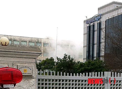 【청주=뉴시스】엄기찬 기자 = 22일 오전 10시20분께 충북 청주산업단지 내 SK하이닉스 청주공장에서 염소가 누출돼 근로자 4명이 병원으로 옮겨졌다. .&nbsp;&nbsp; photo@newsis.com