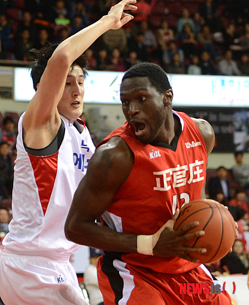 【안양=뉴시스】고범준 기자 = 22일 오후 경기도 안양실내체육관에서 열린 2012-2013 KB국민카드 남자프로농구 6강 플레이오프 1차전 안양 KGC 인삼공사와 고양 오리온스의 경기에서 안양 파틸로가 고양 최진수를 피해 공격하고 있다.&nbsp; bjko@newsis.com