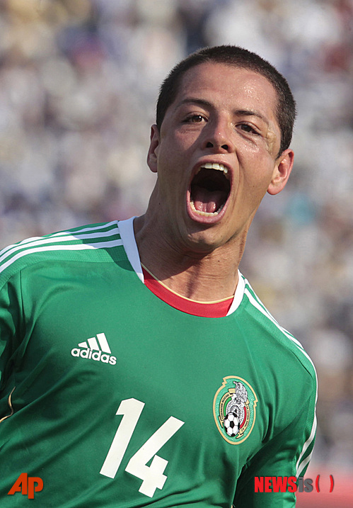 【산 페드로(온두라스)=AP/뉴시스】 2014브라질월드컵을 빛낼 멕시코 공격수 하비에르 에르난데스(26). 지난해 3월22일 온두라스와의 월드컵 남미 최종예선에서 골을 넣고 포효하고 있는 에르난데스의 모습. 