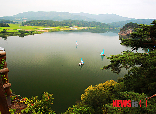 【상주=뉴시스】박홍식 기자 = 경북 상주시 사벌면 삼덕리 '경천대국민관광지'에 있는 경천대 전경. 낙동강을 내려다 볼 수 있는 전망대와 인공폭포, 카누체험장 등이 있어 낙동강 1300리 길 중 가장 아름다운 곳이다.&nbsp; phs6431@newsis.com 