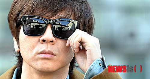 【서울=뉴시스】강진형 기자 = 뮤지컬 '지저스 크라이스트 수퍼스타'의 배우 겸 가수 윤도현이 21일 오후 서울 마포구 합정동 한 카페에서 인터뷰에 앞서 포즈를 취하고 있다.&nbsp; marrymero@newsis.com