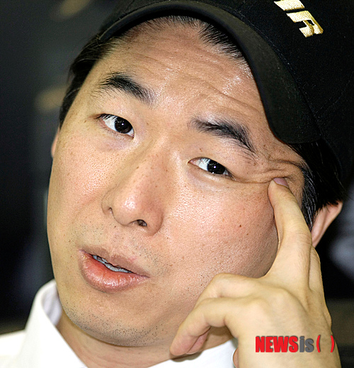 【서울=뉴시스】유사우 기자 = 문국진(43) 통일그룹 이사장이 재단이사들에 의해 해임당했다. 이에 따라 어머니인 한학자(70) 세계가정연합(통일교) 총재와 갈등을 빚은 4남 문국진 이사장을 비롯해 3남 문현진(44) 세계회장이 모두 한국을 떠나게 됐다. 문국진 이사장의 통역이자 통일재단 대외협력실장 티모시 엘더는 23일(미국시간) 자신의 페이스북에 “문국진이 오늘 통일재단 이사장직에서 해임됐다”고 알렸다. 후임에는 “박보희의 동생 박노희가 임명됐다”고 전했다. 엘더 실장은 “문 이사장은 뉴욕의 호텔에서 이사회를 열자고 했으나 이사회 개최를 요청한 이사 4명이 회의에 나타나지 않아 정족수에 미달했다”며 “4명의 이사는 청평에서 밤 12시에 회의를 따로 열고 문 이사장을 해임했다”고 밝혔다. 앞서 엘더 실장은 20일 통일그룹 홈페이지에 ‘통일그룹 대외협력실장 발표문’을 통해 이사회가 문 이사장을 해임할 것을 예고했다. “문 이사장이 어머니의 말씀에 순종하기로 했으며 한국 귀국일정을 비롯해 재단 이사장으로서의 모든 일정을 취소한다”고 발표했었다. 이로써 문 이사장이 그동안 문현진 UCI회장과 벌이던 모든 소송이 중단될 것으로 보인다. 미국 뉴욕에 머물고 있는 문 이사장은 당분간 총기회사인 KAHR의 경영에 매진할 계획이다. 문 이사장의 해임은 지난해 9월3일 아버지 문선명(1920~2012) 통일교 총재가 사망하자 문현진 회장의 조문을 막고 유족명단에서도 제외하는 등의 갈등이 크게 작용했다는 분석이다. 지난 1월 한 총재가 형제간의 모든 소송을 중단하고 화합하라고 명령했지만 이들은 듣지 않았다. 문 이사장은 2010년 11월 서울 여의도 파크원 공사를 중단시키기 위해 지상권설정등기말소 소송을 제기했다. 이 소송은 제1심과 제2심에서 원고 패소판결을 받았으며 대법원 판결을 기다리고 있다. 통일교 축복가정 비상대책위원회는 문 이사장의 해고사실이 알려지자 성명을 내고 “문 이사장의 해임을 환영한다”고 밝혔다. “문 총재 생전의 정성과 유업에 역행되는 일체의 언행은 결단코 삼가야 한다”면서 “문국진 이사장의 해임을 계기로 이미 참어머님(한 총재)이 선언한 바와 같이 국내외에서 벌어지고 있는 불필요한 모든 소송을 교회가 즉각 중단하고 하늘이 교회와 재단을 세우고 바라시는 본연의 섭리적인 책임과 사명을 교회지도자들이 깊이 깨닫게 되기를 다시 한 번 촉구한다”고 말했다. swryu@newsis.com