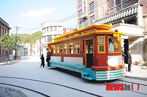 【합천=뉴시스】김해연 기자 = 해인사로 대표되는 합천은 산사의 고즈늑함 이외에도 영상테마파크가 가족과 함께 둘러볼만한 봄나들이 명소다. 2004년 건립된 이 곳은 드라마 ‘각시탈’ ‘빛과 그림자’, ‘서울1945’, ‘에덴의 동쪽’, ‘경성스캔들’, 영화 ‘써니’, ‘태극기휘날리며’, 뮤직비디오 등 67편이 촬영됐다.&nbsp; haykim@newsis.com 