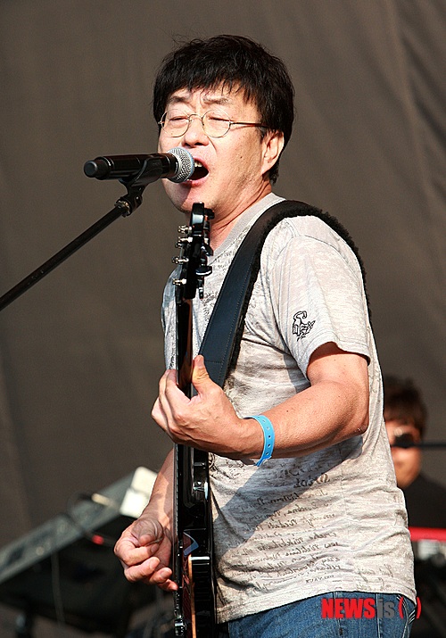 【서울=뉴시스】이재훈 기자 = 가수 겸 탤런트 김창완(59)이 동시 작가로 등단했다.&nbsp; 김창완은 격월간 '동시마중' 3·4월호에 '할아버지 불알' 등 동시 5편을 발표하면서 데뷔했다.&nbsp; '할아버지 불알'은 김창완과 함께 밴드 '산울림' 멤버로 활약한 동생 김창훈(57)이 작사·작곡한 '산할아버지'를 떠올리게 한다. "할아버지 참 바보 같다/ 불알이 다 보이는데" 등 할아버지에 대한 모습을 친근하면서도 재치있게 표현했다.&nbsp; 이밖에 벌·나비와 꽃의 관계를 표현한 '어떻게 참을까?', '공전' '대본 읽기' 등의 동시를 선보였다.&nbsp; 한편, 1977년 산울림 1집 '아니벌써'로 데뷔한 김창완은 여러편의 영화와 드라마에도 출연했다. MBC TV '마의' 등에 나오고 있다. SBS 파워FM '아름다운 이 아침 김창완입니다'도 진행 중이다.&nbsp;&nbsp; realpaper7@newsis.com 