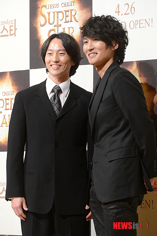 【서울=뉴시스】박상훈 기자 = 26일 오후 서울 중구 롯데호텔에서 열린 뮤지컬 '지저스 크라이스트 수퍼스타' 기자간담회에서 배우 마이클리와 박은태가 포즈를 취하고 있다. hyalinee@newsis.com