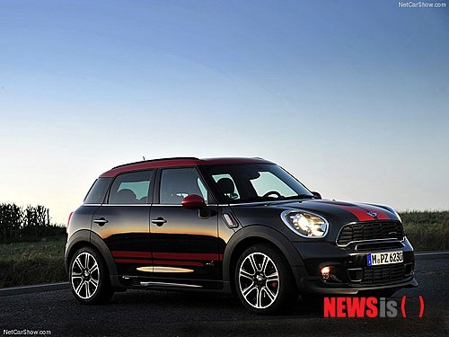 【서울=뉴시스】BMW그룹의 소형차 브랜드인 미니(MINI)가 28일 일산 킨텍스에서 막을 올린 '2013 서울모터쇼'에서 존 쿠퍼 웍스(JCW) 모델인 '미니 JCW 컨트리맨'을 국내 처음으로 선보였다. (사진= BMW 코리아 제공)&nbsp; photo@newsis.com