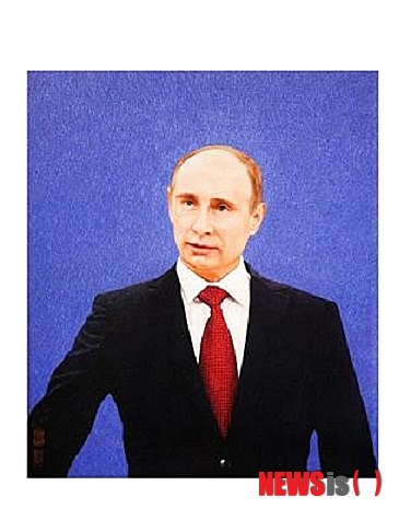 【서울=뉴시스】국가주석 취임 뒤 첫 해외 방문지로 러시아를 선택한 시진핑(習近平) 중국 국가주석이 블라디미르 푸틴 러시아 대통령에게 선물한 푸틴 초상화 자수 작품. 이 초상화는 중국 무형문화재 장인들이 한땀 한땀 수놓은 것으로 전해졌다. (사진출처: 난퉁왕(南通網)