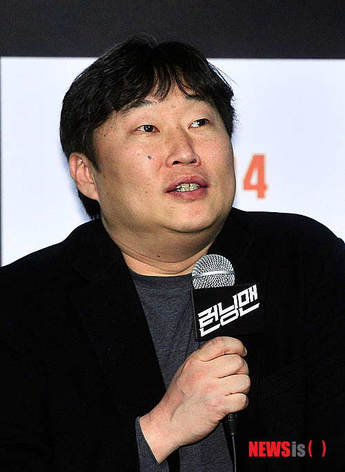 【서울=뉴시스】최동준 기자 = 26일 오후 서울 성동구 왕십리 CGV에서 열린 영화 '런닝맨' 시사회에서 조동오 감독이 인사말을 하고 있다. photocdj@newsis.com