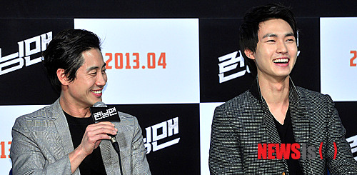 【서울=뉴시스】최동준 기자 = 26일 오후 서울 성동구 왕십리 CGV에서 열린 영화 '런닝맨' 시사회에서 배우 신하균이 취재진 질문에 답변하고 있다. photocdj@newsis.com