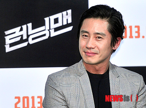 【서울=뉴시스】최동준 기자 = 26일 오후 서울 성동구 왕십리 CGV에서 열린 영화 '런닝맨' 시사회에서 배우 신하균이 취재진 질문을 듣고 있다. photocdj@newsis.com