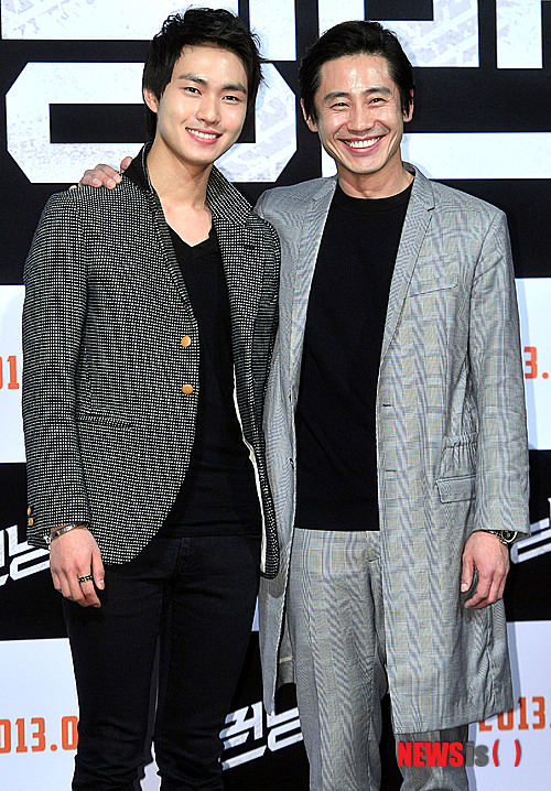 【서울=뉴시스】최동준 기자 = 26일 오후 서울 성동구 왕십리 CGV에서 열린 영화 '런닝맨' 시사회에서 배우 신하균, 이민호가 포즈를 취하고 있다. photocdj@newsis.com