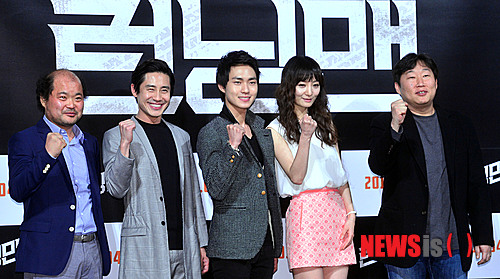 【서울=뉴시스】최동준 기자 = 26일 오후 서울 성동구 왕십리 CGV에서 열린 영화 '런닝맨' 시사회에서 조동오(오른쪽) 감독을 비롯한 배우들이 포즈를 취하고 있다. 왼쪽부터 배우 김상호, 신하균, 이민호, 조은지, 조 감독. photocdj@newsis.com