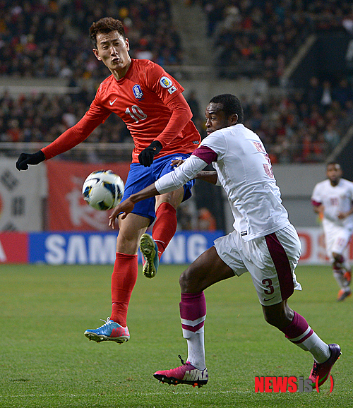 【서울=뉴시스】김인철 기자 = 26일 오후 서울월드컵경기장에서 열린 2014 브라질월드컵 최종예선 5차전 대한민국과 카타르의 경기에서 한국 지동원이 카타르 핫산과 볼을 다투고 있다.&nbsp; yatoya@newsis.com