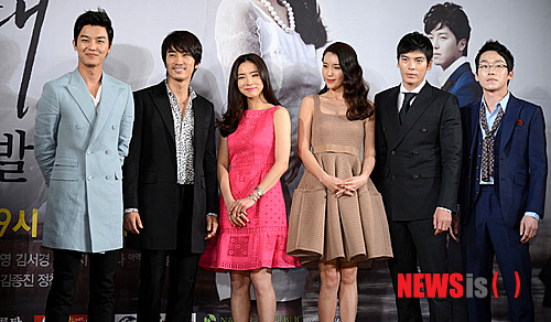 【서울=뉴시스】박동욱 기자 = 27일 오후 서울 여의도 63빌딩에서 열린 MBC 수목 미니시리즈 '남자가 사랑할 때' 제작발표회에서 출연진이 포토타임을 갖고 있다.&nbsp; 왼쪽부터 배우 연우진, 송승헌, 신세경, 채정안, 김성오, 조재룡.&nbsp; fufus@newsis.com