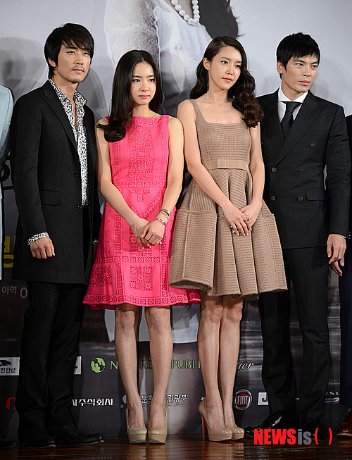 【서울=뉴시스】박동욱 기자 = 27일 오후 서울 여의도 63빌딩에서 열린 MBC 수목 미니시리즈 '남자가 사랑할 때' 제작발표회에서 출연진이 포토타임을 갖고 있다.&nbsp; 왼쪽부터 배우 송승헌, 신세경, 채정안, 김성오.&nbsp; fufus@newsis.com