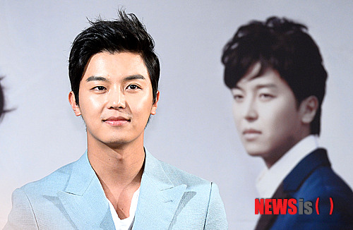 【서울=뉴시스】박동욱 기자 = 배우 연우진이 27일 오후 서울 여의도 63빌딩에서 열린 MBC 수목 미니시리즈 '남자가 사랑할 때' 제작발표회에서 포토타임을 갖고 있다.&nbsp; fufus@newsis.com 