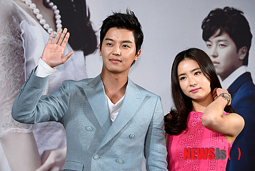 【서울=뉴시스】박동욱 기자 = 배우 연우진과 신세경이 27일 오후 서울 여의도 63빌딩에서 열린 MBC 수목 미니시리즈 '남자가 사랑할 때' 제작발표회에서 포토타임을 갖고 있다.&nbsp; fufus@newsis.com