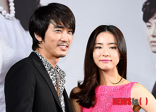 【서울=뉴시스】박동욱 기자 = 배우 송승헌과 신세경이 27일 오후 서울 여의도 63빌딩에서 열린 MBC 수목 미니시리즈 '남자가 사랑할 때' 제작발표회에서 포토타임을 갖고 있다.&nbsp; fufus@newsis.com