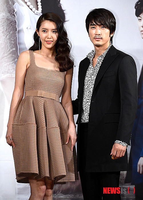 【서울=뉴시스】박동욱 기자 = 배우 송승헌과 채정안이 27일 오후 서울 여의도 63빌딩에서 열린 MBC 수목 미니시리즈 '남자가 사랑할 때' 제작발표회에서 포토타임을 갖고 있다.&nbsp; fufus@newsis.com