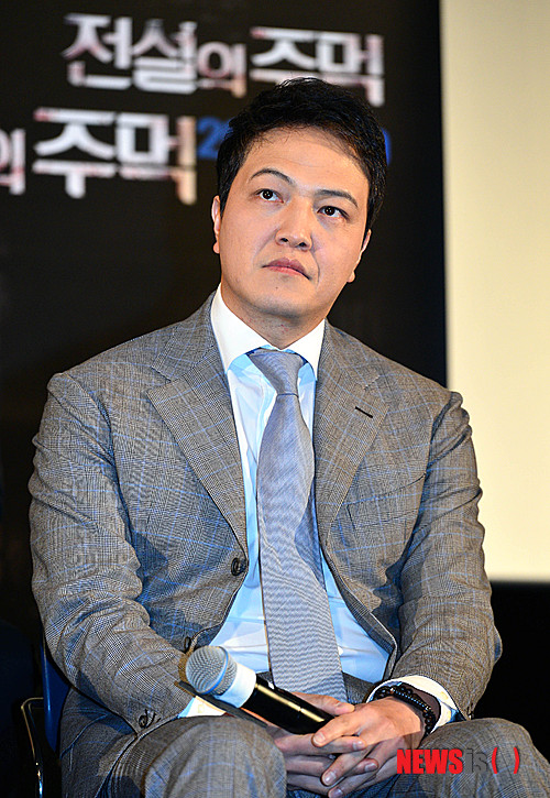 【서울=뉴시스】박문호 기자 = 배우 정웅인이 27일 오후 서울 성동구 행당동 CGV 왕십리점에서 열린 영화 '전설의 주먹(감독 강우석)' 기자간담회에 소감을 말하고 있다.&nbsp; go2@newsis.com