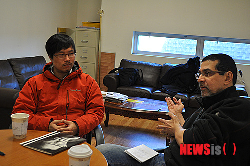 【뉴욕=뉴시스】노창현 특파원 = 뉴욕 타임스가 미주 최초로 열리고 있는 ‘위안부 사진전’을 특집으로 소개해 관심을 끌고 있다. 뉴욕타임스는 27일 인터넷판(http://lens.blogs.nytimes.com/)에 뉴저지 팰리세이즈팍에서 열리는 안세홍(42) 작가의 사진전을 상세하게 소개했다. 안 작가의 작품 10점을 영문 설명과 함께 슬라이드식으로 올리고 취재기사도 덧붙였다. 이 기사를 쓴 뉴욕 타임스의 데이빗 곤잘레스 기자는 지난 21일 안 작가와 세 시간에 걸친 인터뷰를 한 바 있다. <사진=Newsroh.com 제공>&nbsp; robin@newsis.com