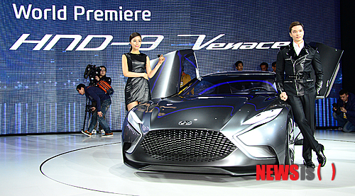【고양=뉴시스】박종민 기자 = 28일 오전 경기도 일산 킨텍스에서 열린 2013 서울모터쇼 프레스데이 행사에서 현대자동차의 컨셉트카 HND-9 벤에이스가 공개되고 있다. 2013 서울모터쇼는 '자연을 품다, 인간을 담다'라는 주제로 28일 프레스데이를 시작으로 오는 4월 7일까지 열린다. jmc@newsis.com