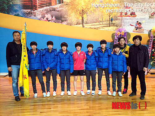 【익산=뉴시스】김운협 기자 = 28일 전북 익산 이일여자중학교는 제51회 전국남녀중고학생종별탁구대회 중학부 전종목에서 우승했다고 밝혔다. 사진은 대회 후 기념촬영을 하고 있는 모습이다. (사진=이일여자중학교 제공)&nbsp; photo@newsis.com 