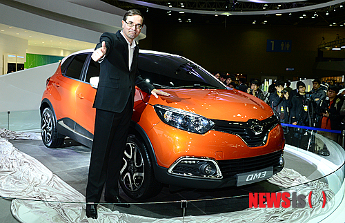 【고양=뉴시스】박종민 기자 = 28일 오전 경기도 일산 킨텍스에서 열린 2013 서울모터쇼 프레스데이 행사에서 르노삼성자동차의 QM3가 공개되고 있다. 2013 서울모터쇼는 '자연을 품다, 인간을 담다'라는 주제로 28일 프레스데이를 시작으로 오는 4월 7일까지 열린다. jmc@newsis.com