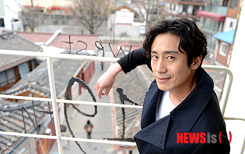 【서울=뉴시스】박상훈 기자 = 영화 '런닝맨'의 주연배우 신하균이 28일 오후 서울 삼청동 한 카페에서 뉴시스와 인터뷰 전 포즈를 취하고 있다.&nbsp; '런닝맨'은 우연찮게 살인 누명을 쓰고 도망자가 된 한 남자가 서울 도심을 무대로 끊임없이 질주를 이어가며 진실을 파헤치는 한국형 도주 액션 영화다.&nbsp; hyalinee@newsis.com