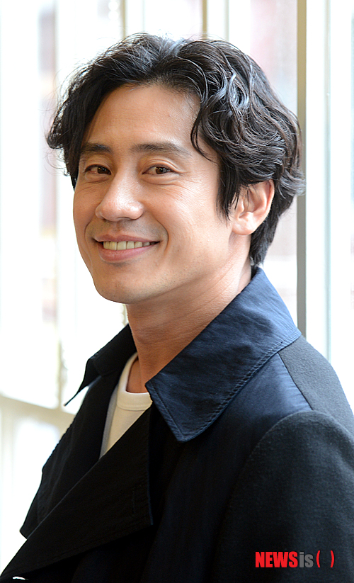 【서울=뉴시스】박상훈 기자 = 영화 '런닝맨'의 주연배우 신하균이 28일 오후 서울 삼청동 한 카페에서 뉴시스와 인터뷰 전 포즈를 취하고 있다.&nbsp; '런닝맨'은 우연찮게 살인 누명을 쓰고 도망자가 된 한 남자가 서울 도심을 무대로 끊임없이 질주를 이어가며 진실을 파헤치는 한국형 도주 액션 영화다.&nbsp; hyalinee@newsis.com