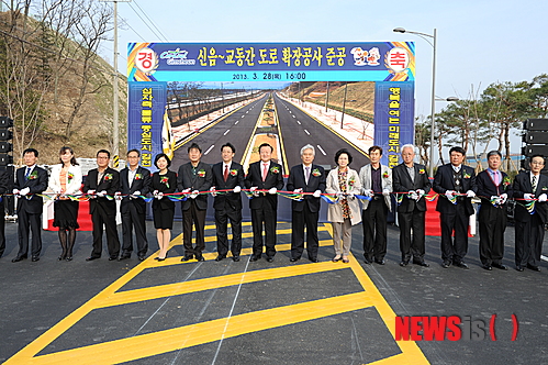 【김천=뉴시스】박홍식 기자 = 경북 김천시 신음동-교동을 잇는 왕복 4차선 도로가 28일 준공됐다. 박보생 김천시장이 준공 테이프 커팅을 하고 있다. (사진=김천시 제공)&nbsp; photo@newsis.com&nbsp;&nbsp; 